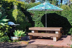 Outdoor dining - “Surfer's Abode” – minutes to the Beach (Avoca Beach)