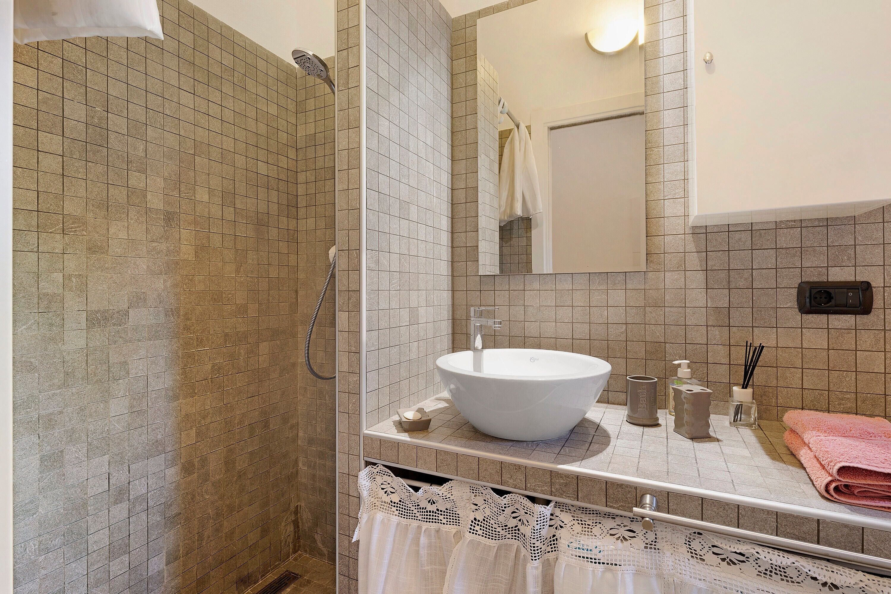 Douche, séchoir à cheveux, serviettes fournies