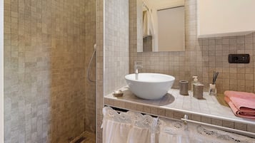 Douche, séchoir à cheveux, serviettes fournies