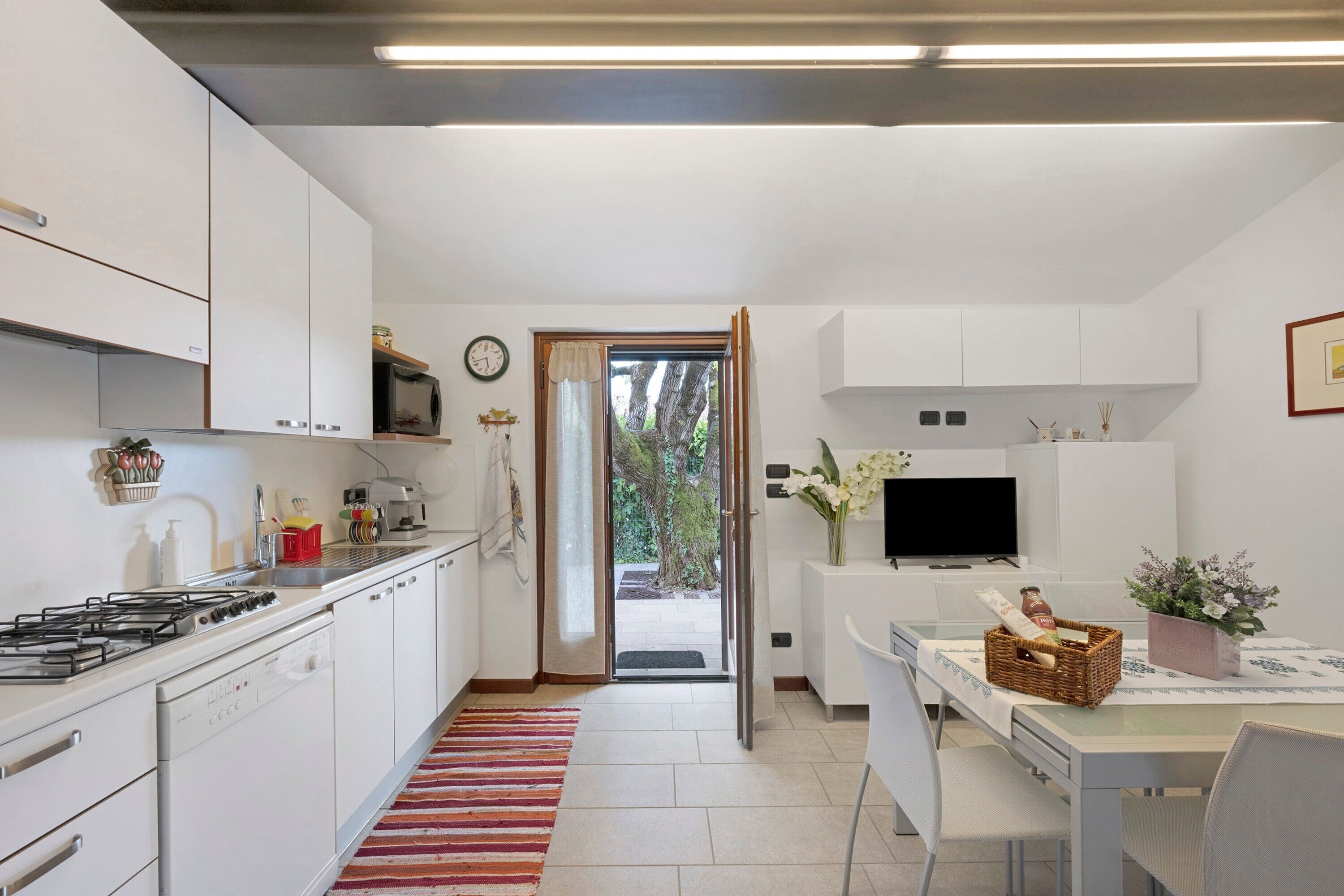 Kühlschrank, Mikrowelle, Herdplatte, Geschirrspüler