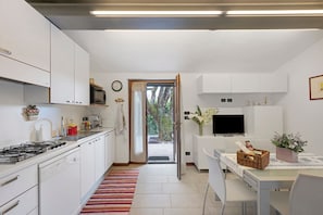 Wasserkocher mit Kaffee-/Teezubehör, Kühlschrank, Mikrowelle, Herdplatte
