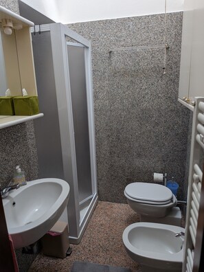 A bathroom with a sink, bidet, toilet, and a shower enclosure. - Villa Lucrezia – 4 guests in Bardolino, Lake Garda – Pool, Garden, Parking, Pets Welcome (Bardolino)