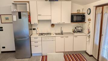 Refrigerador, microondas, parrilla de estufa y lavavajillas