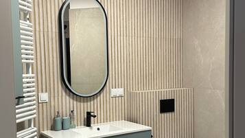 Deluxe Studio Suite, Courtyard View | Bathroom