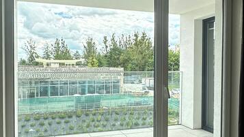 Deluxe Studio Suite, Courtyard View | Interior