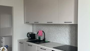 Deluxe Studio Suite, Courtyard View | Private kitchen