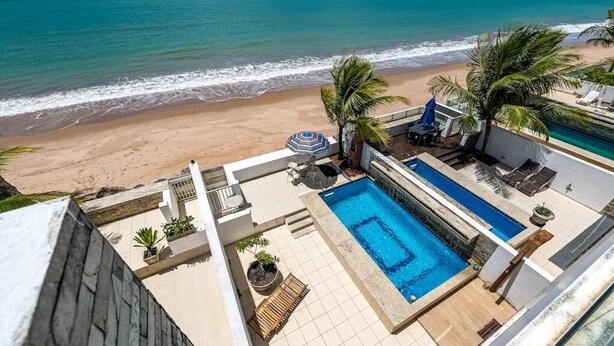 A rooftop pool with a view of the beach and ocean. - Ipioca Beach House (Maceió)