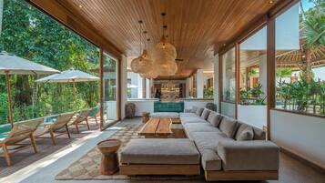 Chilling Monkeys - 6 Bedrooms | Living area | 34-inch Smart TV with satellite channels