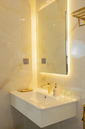Phòng đôi Superior, 1 giường cỡ king, quang cảnh thành phố | Phòng tắm | Buồng tắm vòi sen, máy sấy tóc, khăn tắm, xà phòng 