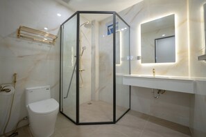 Phòng đơn Superior | Phòng tắm | Buồng tắm vòi sen, máy sấy tóc, khăn tắm, xà phòng 