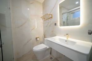 Executive Double Room, 1 King Bed, River View | Bathroom | Shower, hair dryer, towels, soap - Y Hotel Phan Dinh Phung (Can Tho)