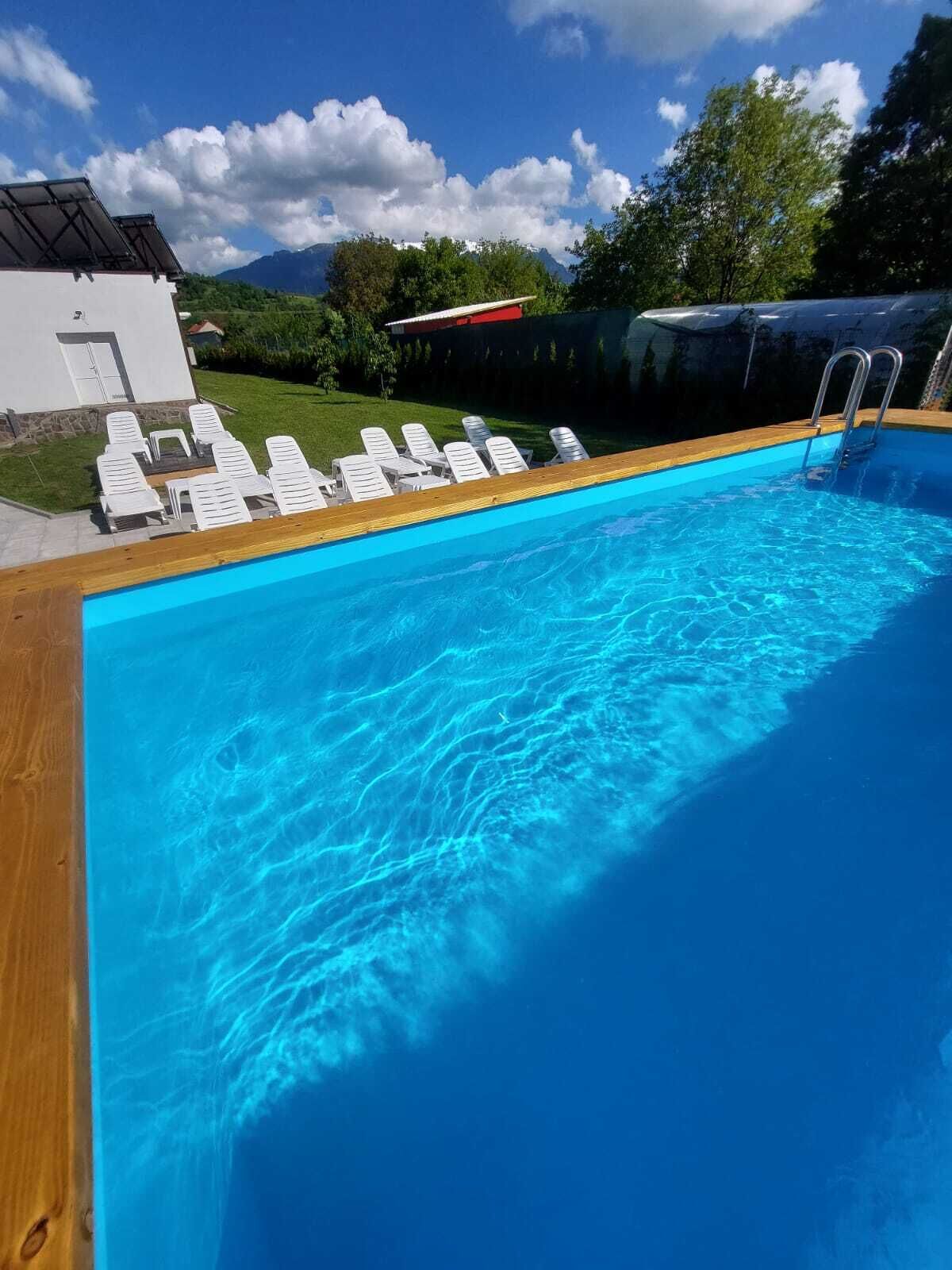 Utomhuspool, parasoller och solstolar