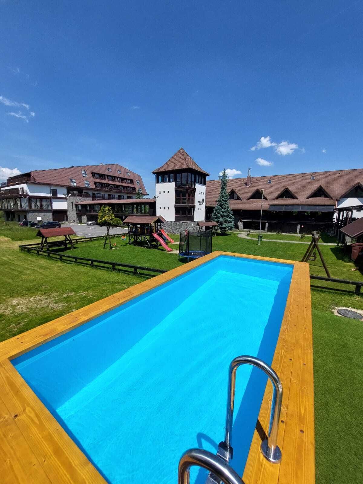 Piscina externa, guarda-sóis, espreguiçadeiras