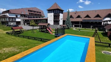 Piscina externa, guarda-sóis, espreguiçadeiras