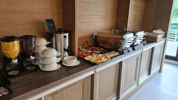 Free daily buffet breakfast