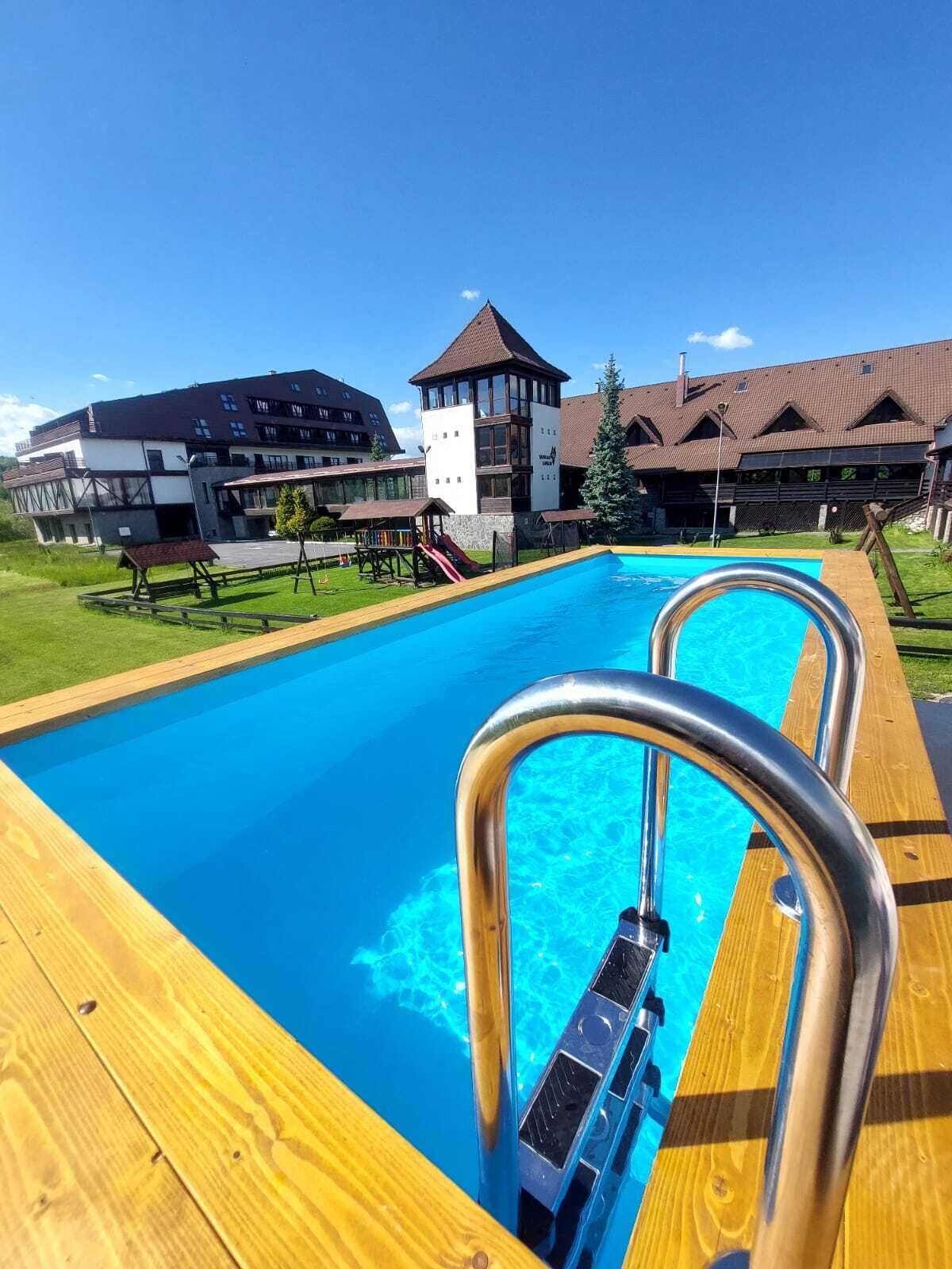 Piscina all'aperto, ombrelloni da piscina, lettini