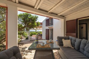 Outdoor dining - Villa Bellavista - Oasis with Pool, surrounded by greenery and Breathtaking Sunrises (Carloforte)