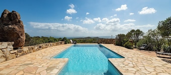 Villa Bellavista - Oasis with Pool, surrounded by greenery and Breathtaking Sunrises