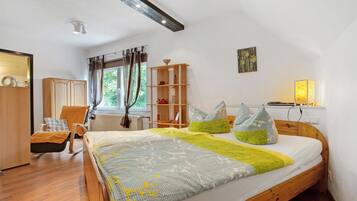 Iron/ironing board, WiFi, bed sheets