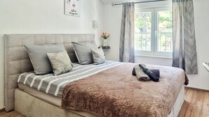 3 quartos, ferros/tábuas de passar roupa, berço de viagem