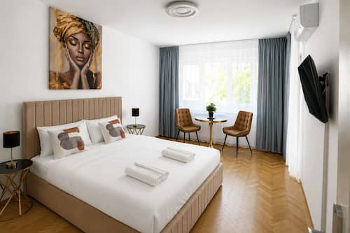 Luxury Studio, 1 Queen Bed, Non Smoking | Memory-foam beds, individually decorated, individually furnished