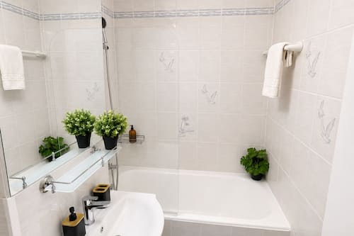 Luxury Studio, 1 Queen Bed, Non Smoking | Bathroom | Free toiletries, hair dryer, towels, soap