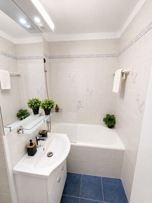 Estúdio superluxo, 1 cama Queen, para não fumantes | Banheiro | Produtos de toalete grátis, secador de cabelo, toalhas de banho 