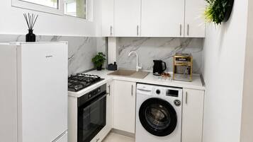 Estúdio superluxo, 1 cama Queen, para não fumantes | Cozinha privada | Geladeira grande, fogão, cooktop, talheres/pratos/utensílios de cozinha