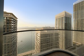 Ein Hochhaus mit Blick auf ein Gewässer und andere Gebäude.
