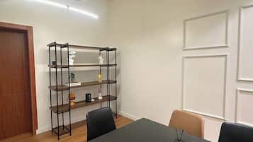 Deluxe-Apartment, Balkon, Stadtblick | Speisen