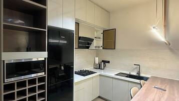 Appartement Deluxe, balcon, vue sur la ville | Cuisine privée | Réfrigérateur, four à micro-ondes, un four, surface de cuisson