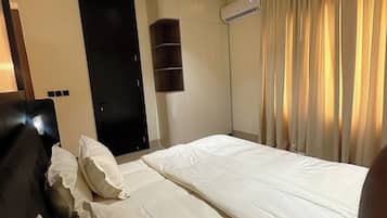 Apartament Deluxe, balcó, vistes a la ciutat | Caixa forta a l'habitació i escriptori