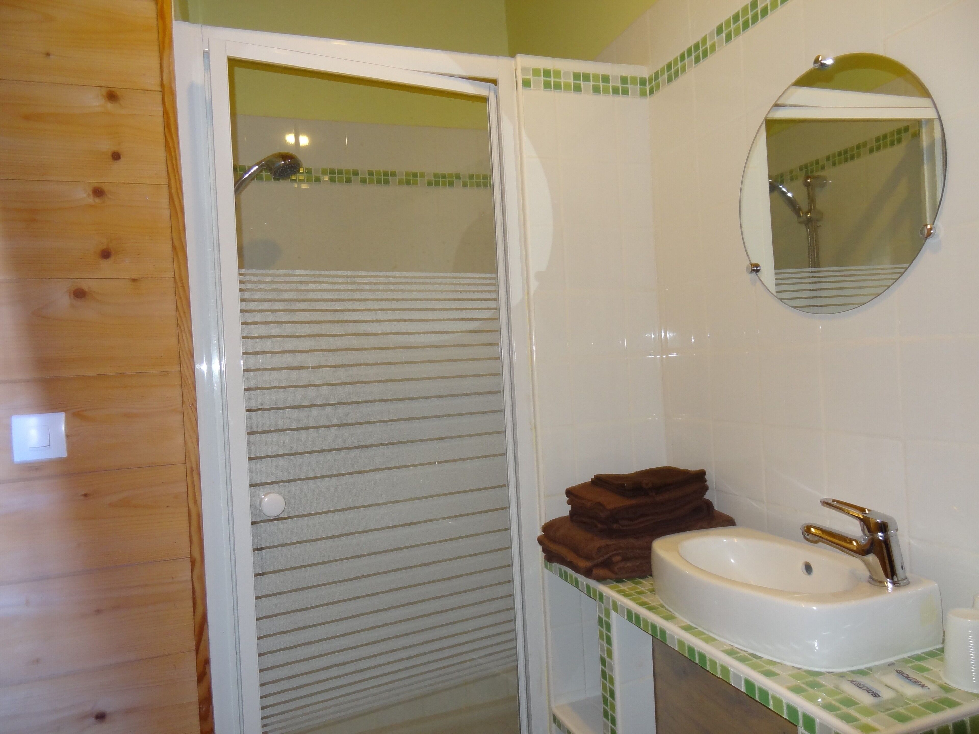 Douche, sèche-cheveux, serviettes fournies