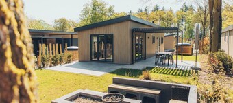 Enjoy a luxury holiday home for 5 in the wooded nature of the Veluwe, complete with modern amenities, air conditioning and a stylish pergola for ultimate comfort. Unwind completely in your very own private hot tub, the perfect way to relax after a da
