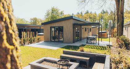 Enjoy a luxury holiday home for 5 in the wooded nature of the Veluwe, complete with modern amenities, air conditioning and a stylish pergola for ultimate comfort. Unwind completely in your very own private hot tub, the perfect way to relax after a da