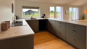 Coffee/tea maker, fridge, oven, stovetop - 4 bedroom cozy home in Haderslev (Haderslev)
