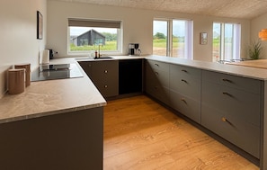Wasserkocher mit Kaffee-/Teezubehör, Kühlschrank, Ofen, Herdplatte