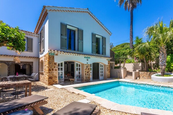 A two-story house with a swimming pool, outdoor seating, and stone walls. - Garden-Level Villa & Independent Guest House 'Strelitzia' Near the Beach (Sainte-Maxime)