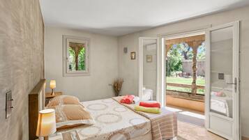 5 bedrooms, iron/ironing board, WiFi, bed sheets