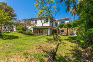 A two-story house with a garden, a patio, and a small pool. - Garden-Level Villa & Independent Guest House 'Strelitzia' Near the Beach (Sainte-Maxime)