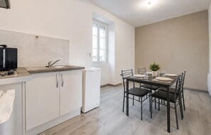 Wasserkocher mit Kaffee-/Teezubehör, Kühlschrank, Mikrowelle, Herdplatte