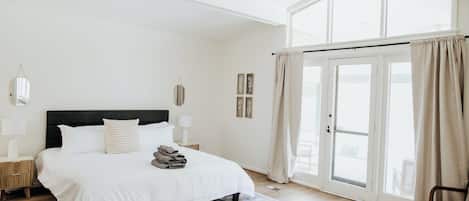 Escritorio, tabla de planchar con plancha, wifi gratis y ropa de cama