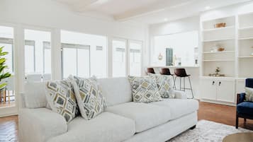 Smart-TV, Kamin, Arbeitsbereiche