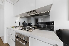 Apartment | Private kitchen - City-view 1-bed Retreat Near Queen Vic (Melbourne)