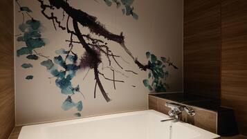 Standard Double Room | Bathroom | Combined shower/tub, free toiletries, hair dryer, towels