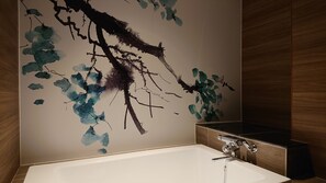 Habitación doble estándar | Baño | Tina con regadera, amenidades de baño gratuitas, secadora de cabello 