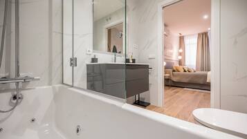 Deluxe Apartment | Bathroom