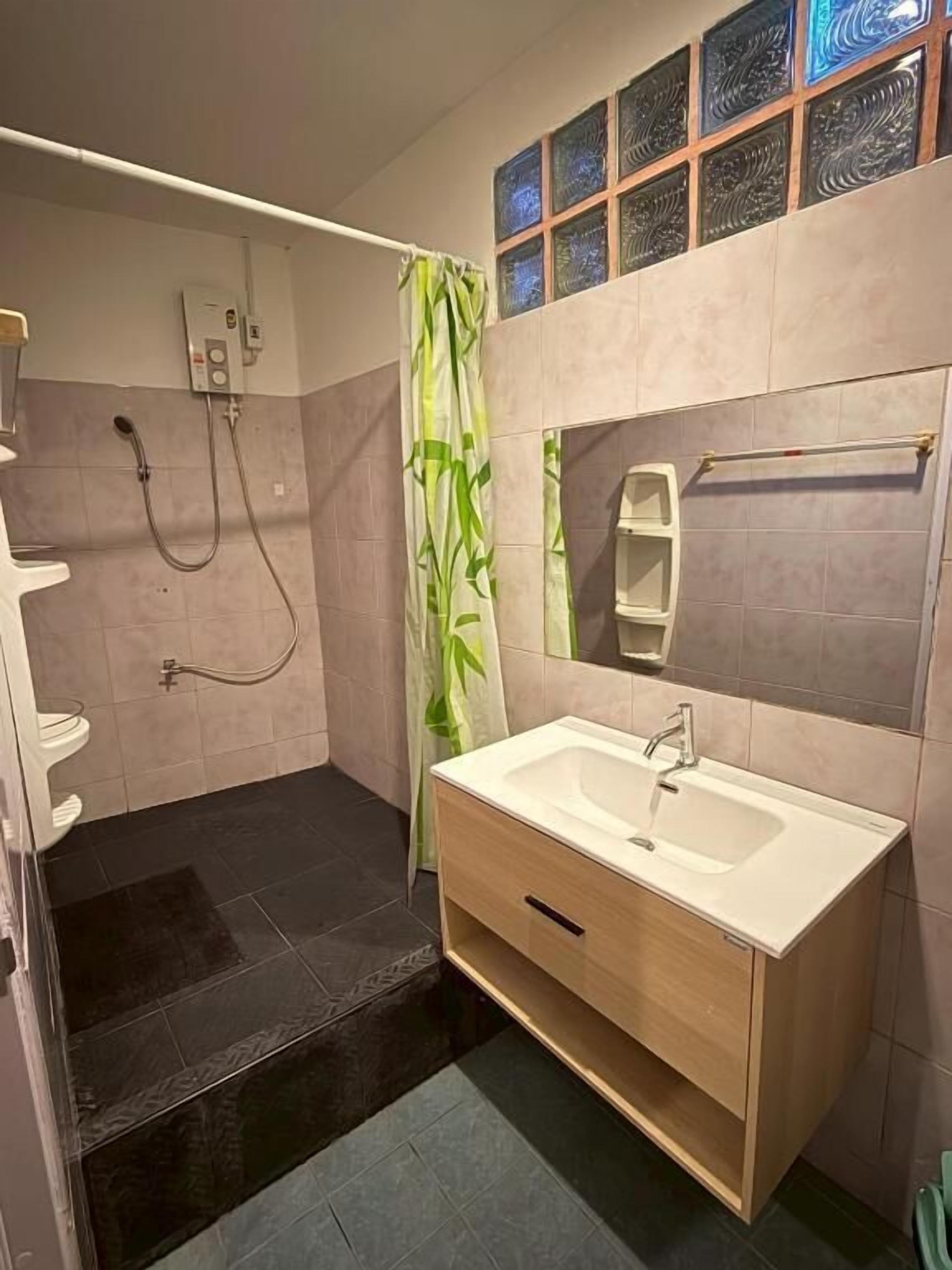 Economy-Vierbettzimmer, Blick auf den Innenhof | Badezimmer | Dusche, Handtücher, Seife, Shampoo