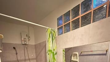 Economy-Vierbettzimmer, Blick auf den Innenhof | Badezimmer | Dusche, Handtücher, Seife, Shampoo