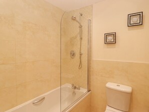 Ein Badezimmer mit Duschkabine, Badewanne und Toilette.